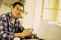 Fotografía de un hombre sentado adelante del computador